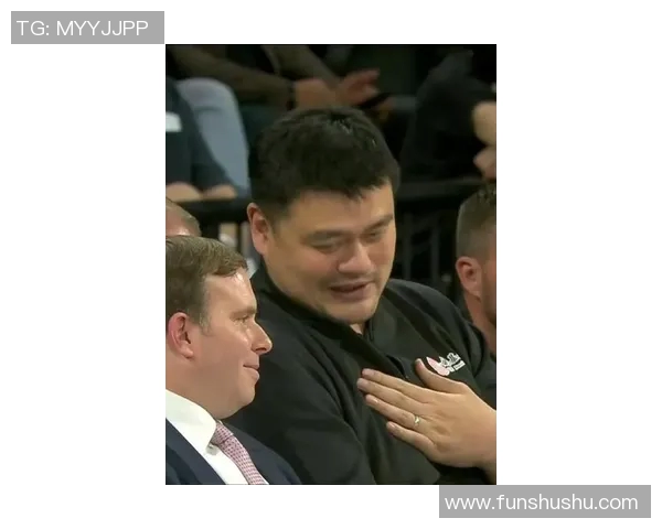姚明在国际赛场上的幽默口误引发的笑声与反思