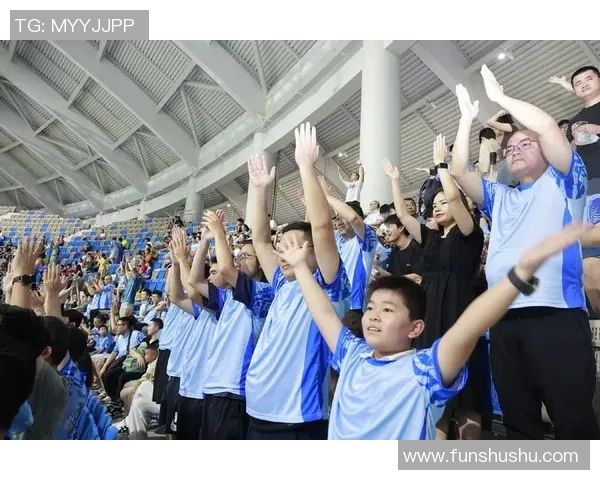 足球明星亲自赠送球迷球衣传递温暖与激情的感人瞬间