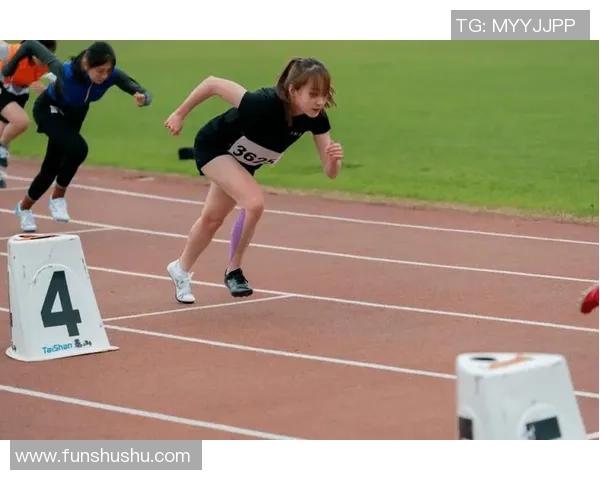 足球明星双手交叉姿势展现魅力与风采的女性形象解析